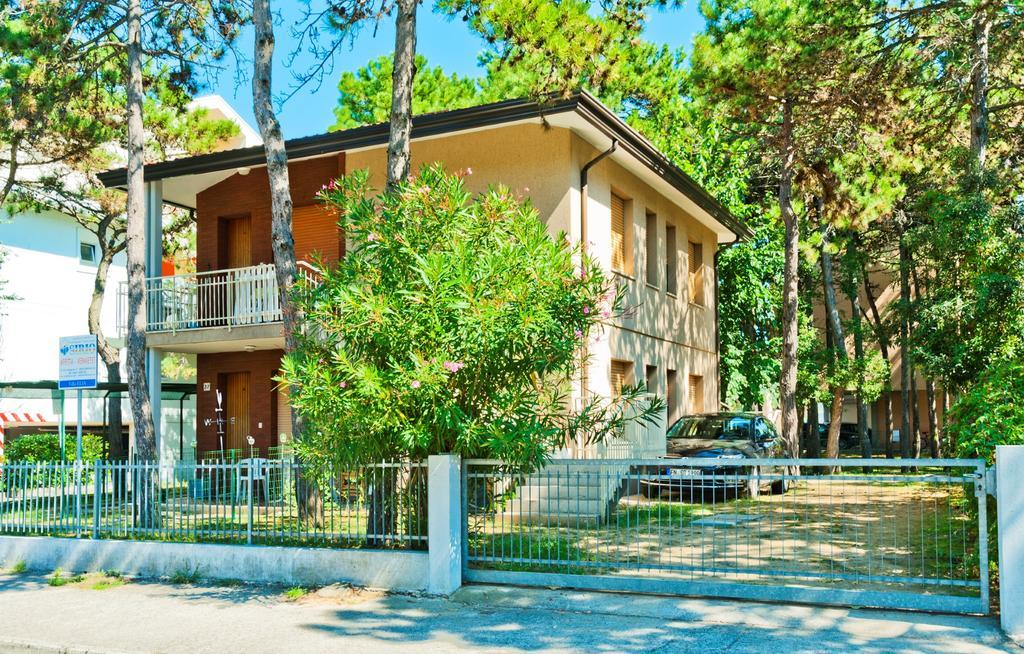 Elia Apartment Bibione Bagian luar foto