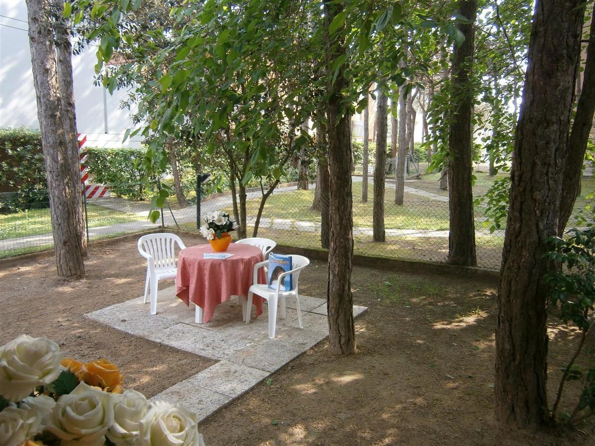 Elia Apartment Bibione Bagian luar foto